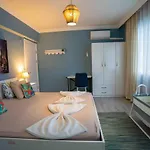 Stunning Seaside Retreat W Balcony 1 Min To Beach