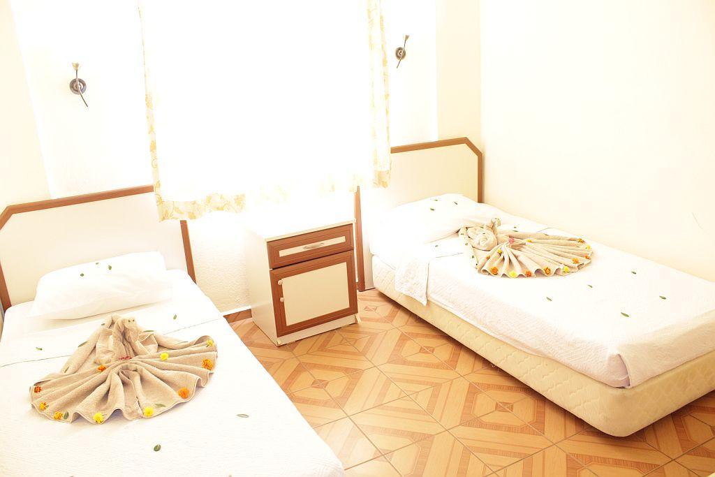 Hotel Leons Sun Village