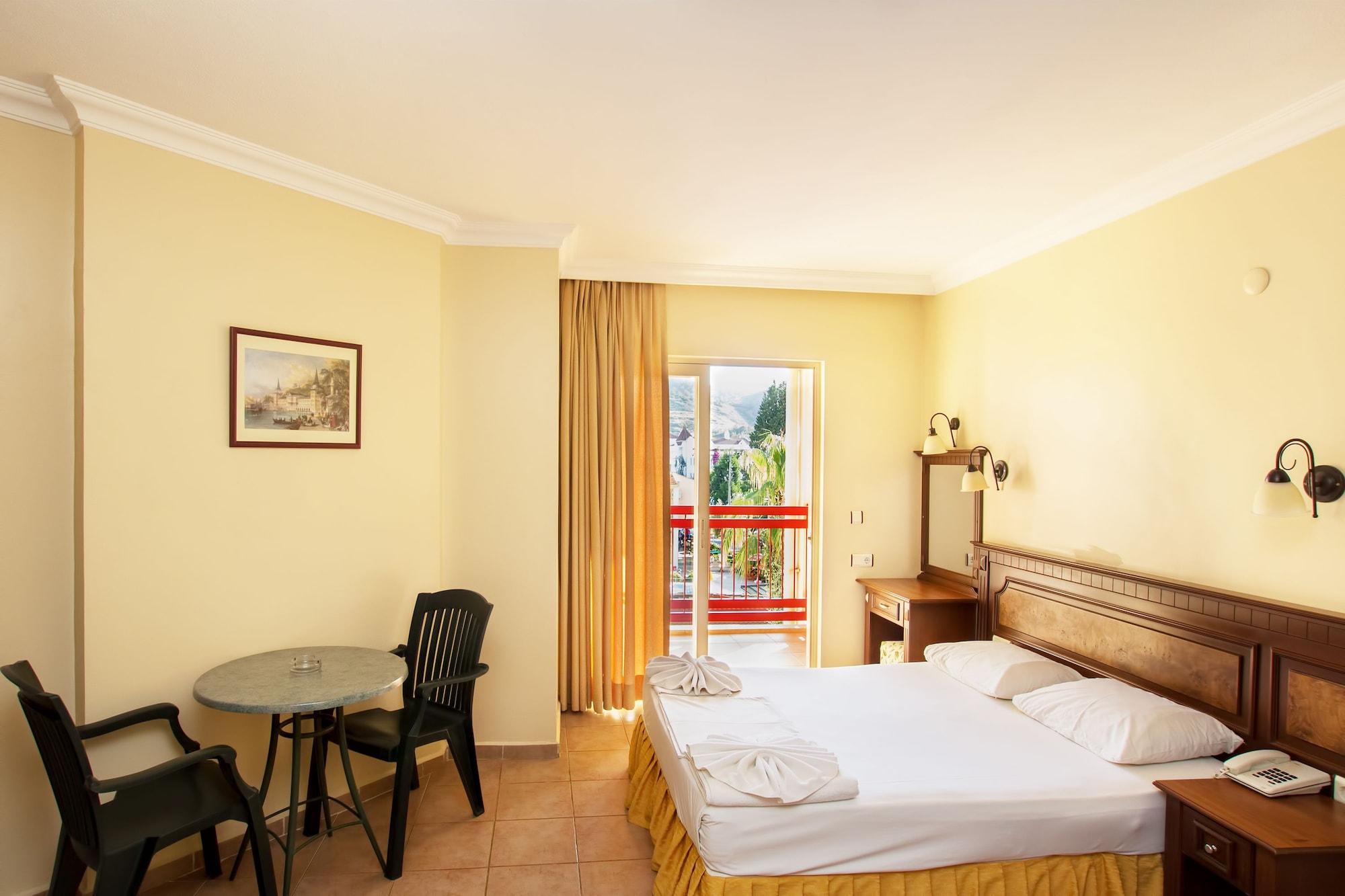Club Amaris Aparthotel 3*