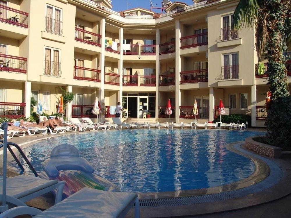 Club Amaris Aparthotel 3*