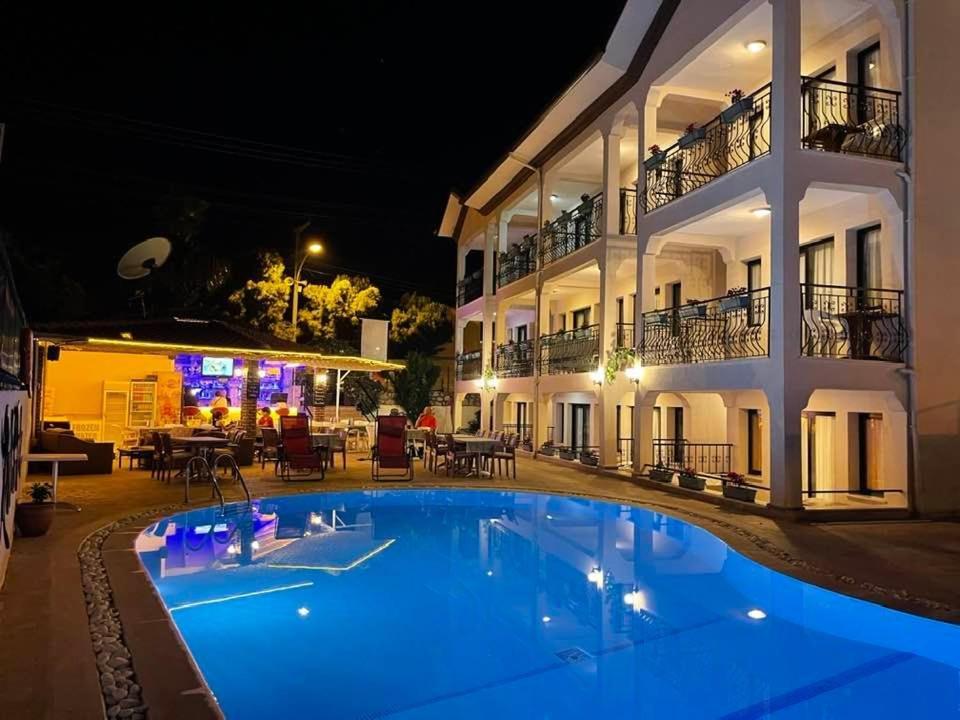 Hotel Leons Sun Village