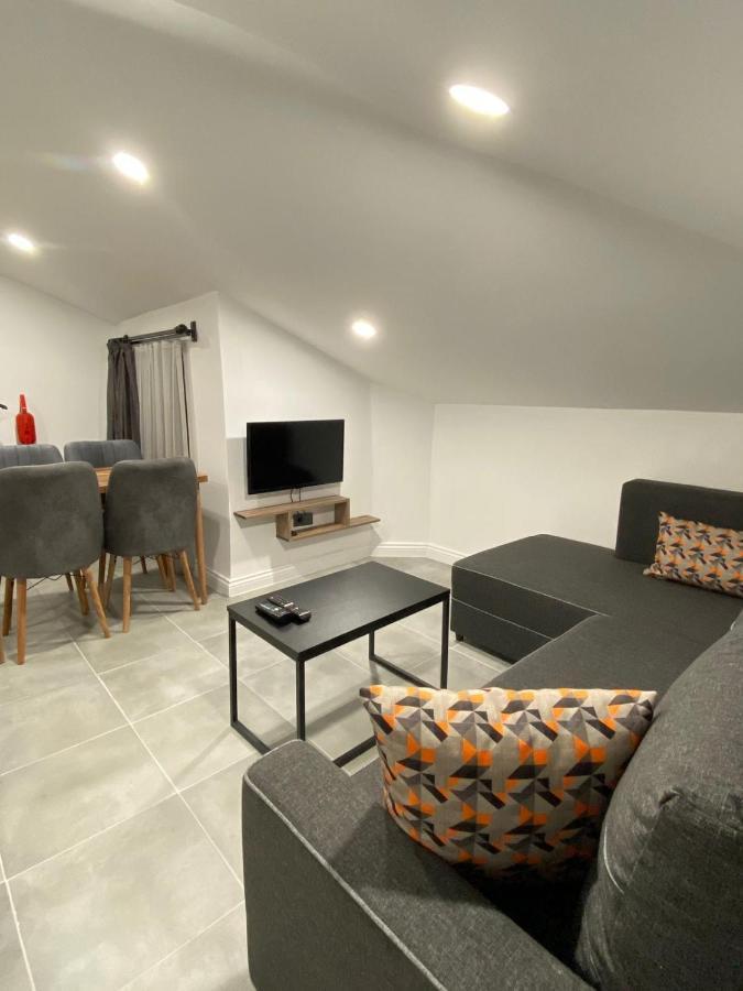 Canal Apartment *