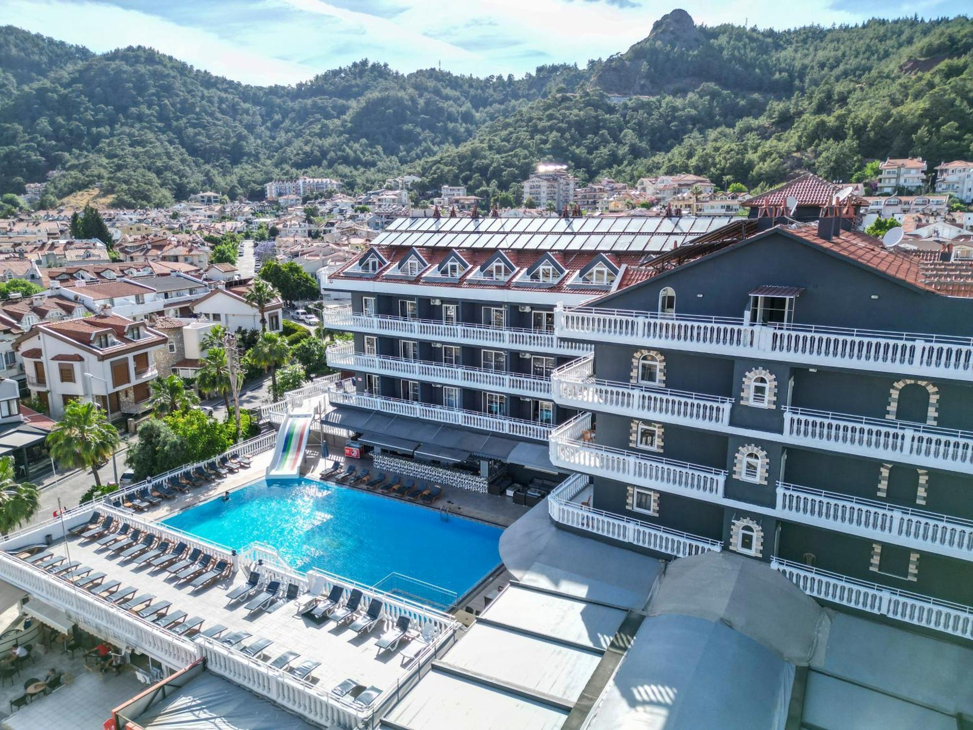 Mustis Royal Plaza Hotel 3*
