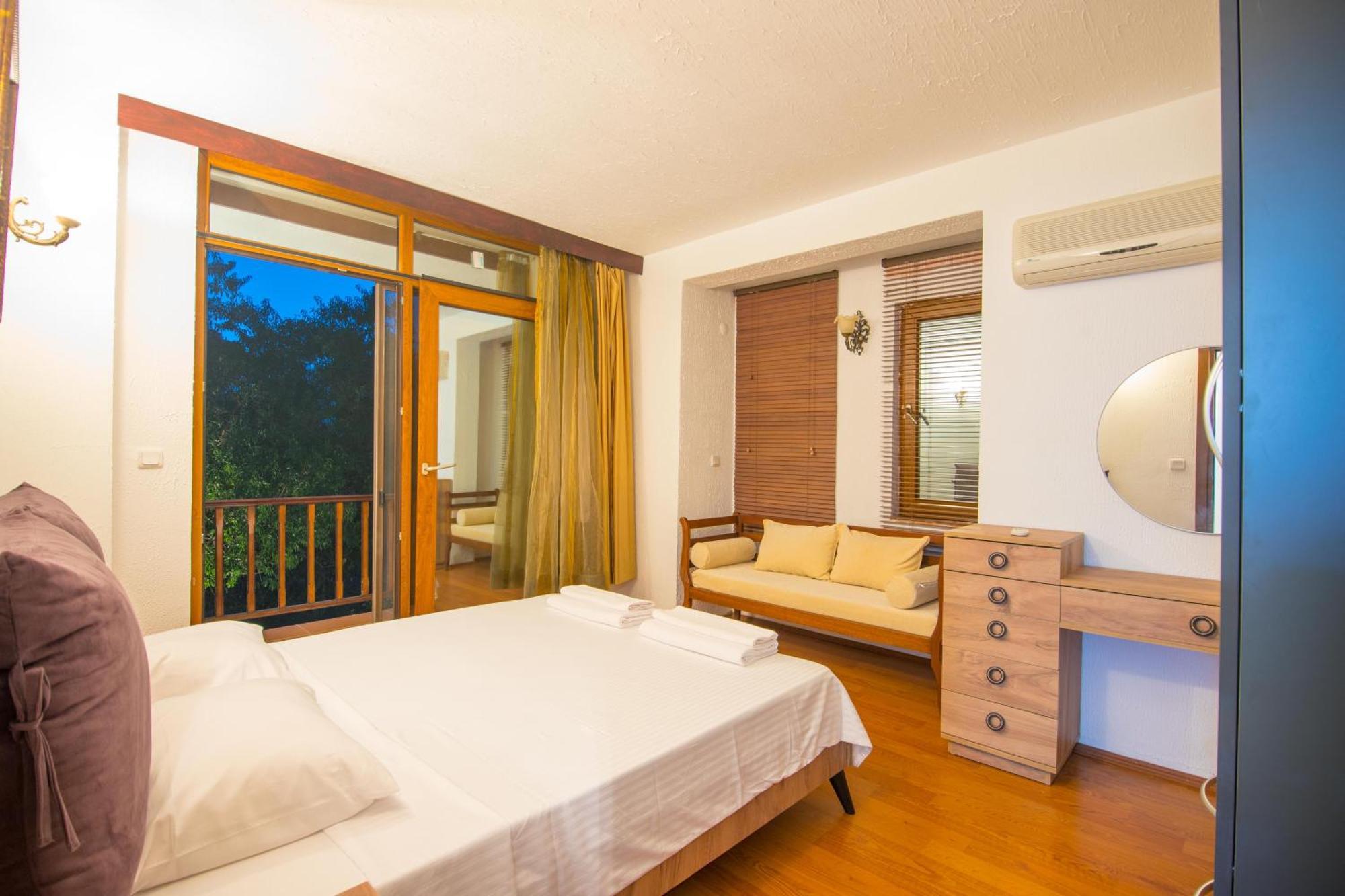 Damla Sogut Daily Weekly Marmaris
