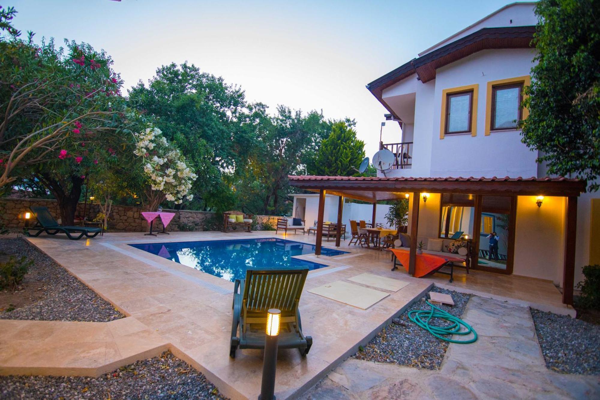 Damla Sogut Daily Weekly Villa