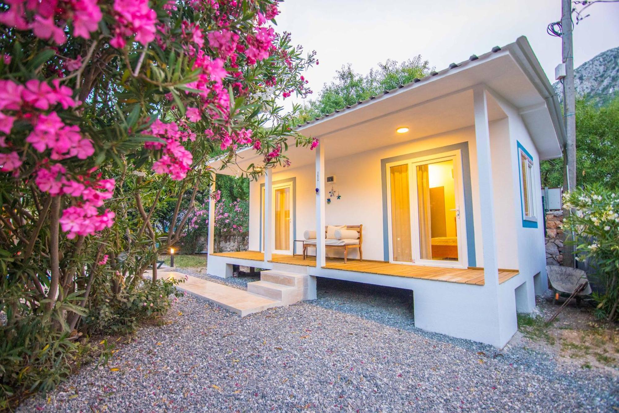 Damla Sogut Daily Weekly Villa