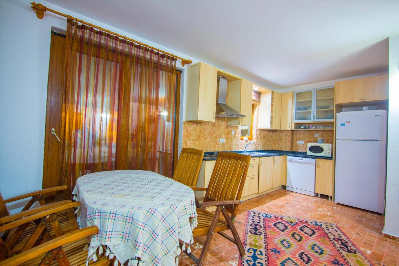 Damla Sogut Daily Weekly Villa
