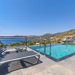 Villa Yasemin Marmaris Soeguet\'De Oezel Havuzlu Villa