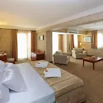 Julian Club Hotel