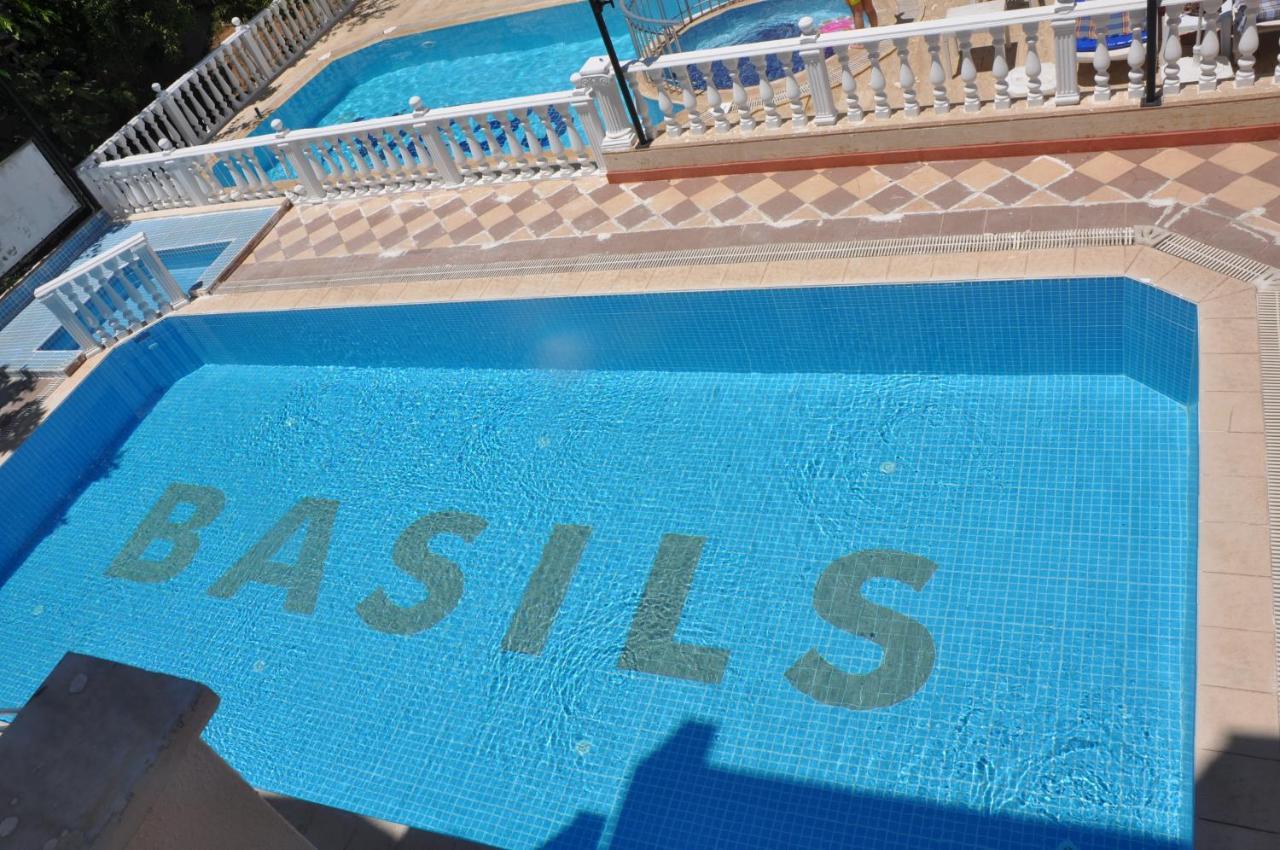 Aparthotel Basils