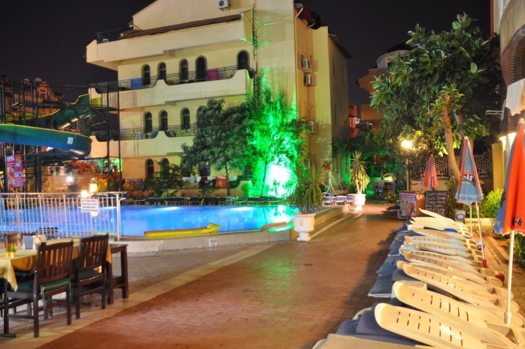 Maxwell Club Aparthotel