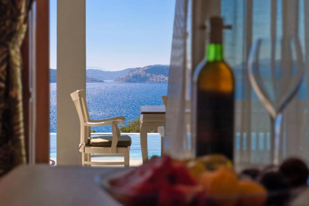 Sakiz Soeguet'de Oezel Havuzlu Kiralik Villa *