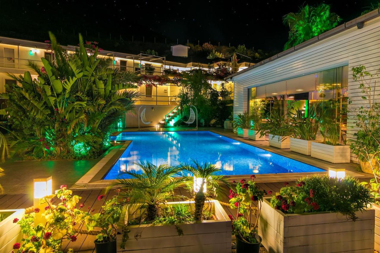 Big Poseidon Boutique & Yacht Club *