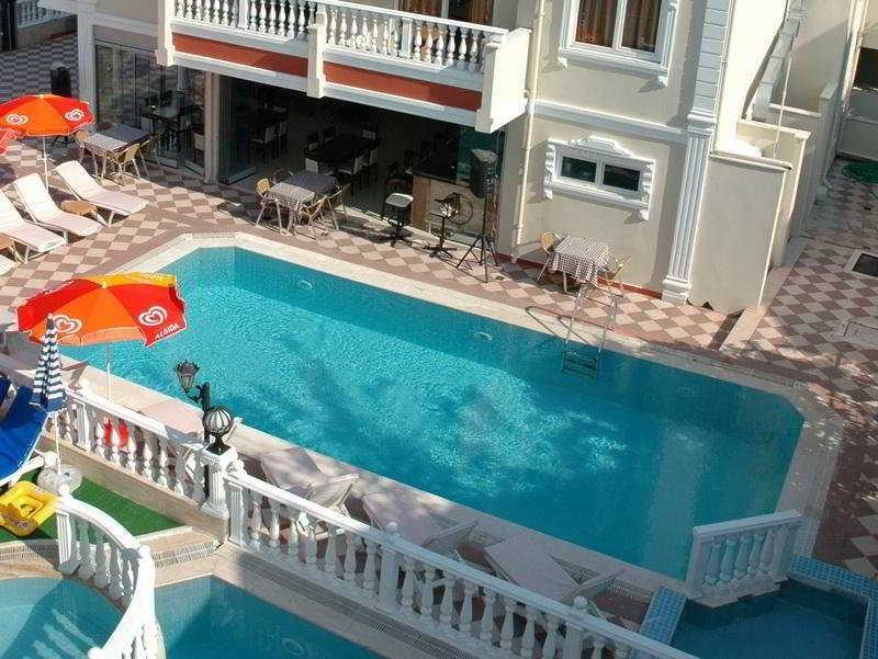 Aparthotel Basils 2*