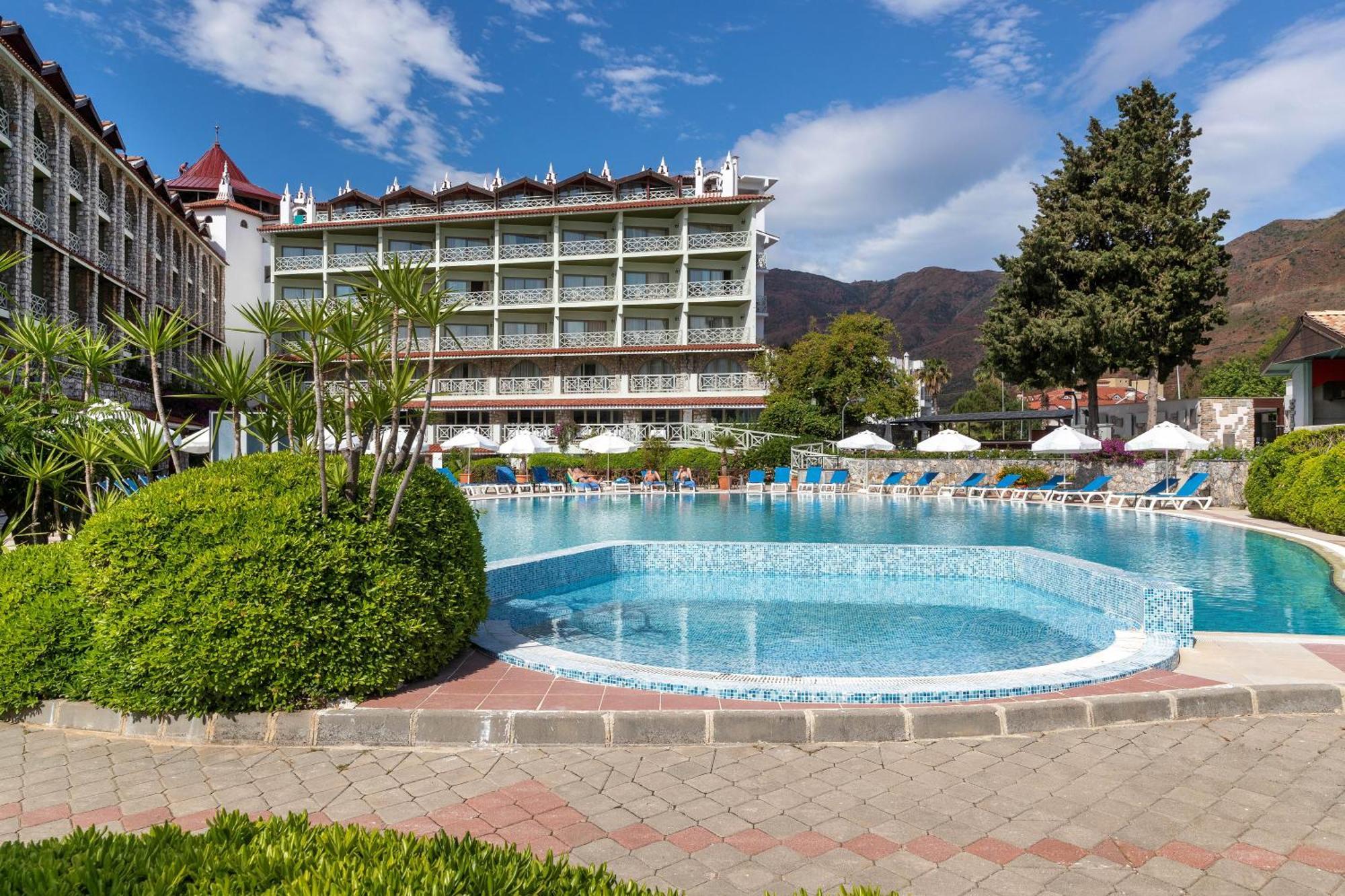Marti La Perla - Adult Only+16 4*
