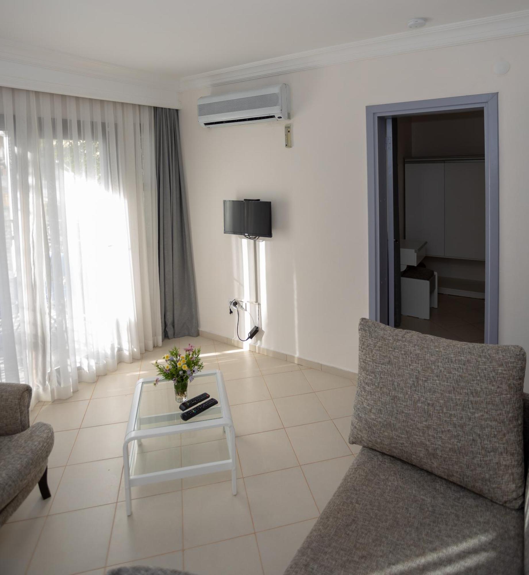 Mitos Aparthotel 3*