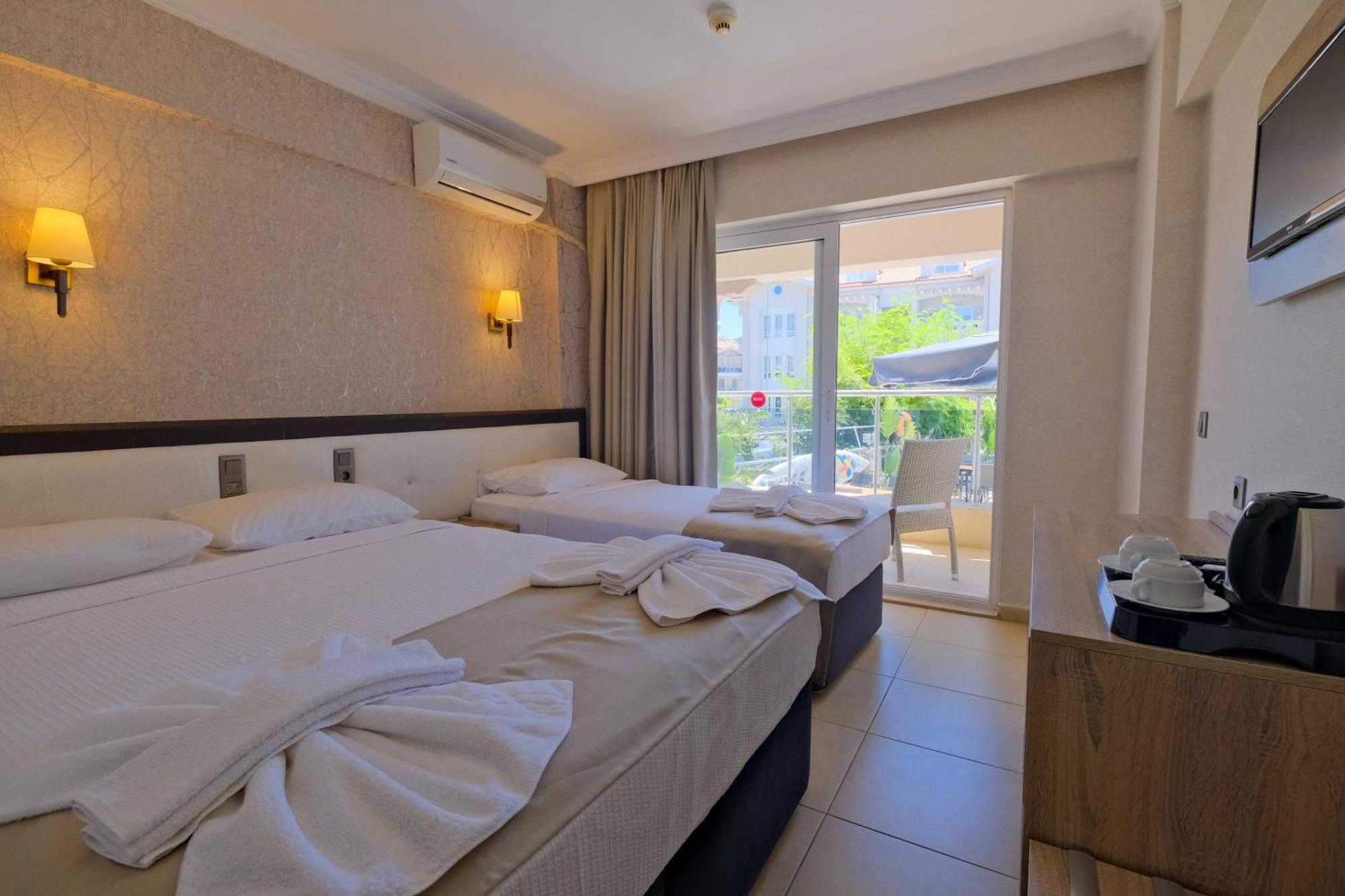 Moni Hotel *