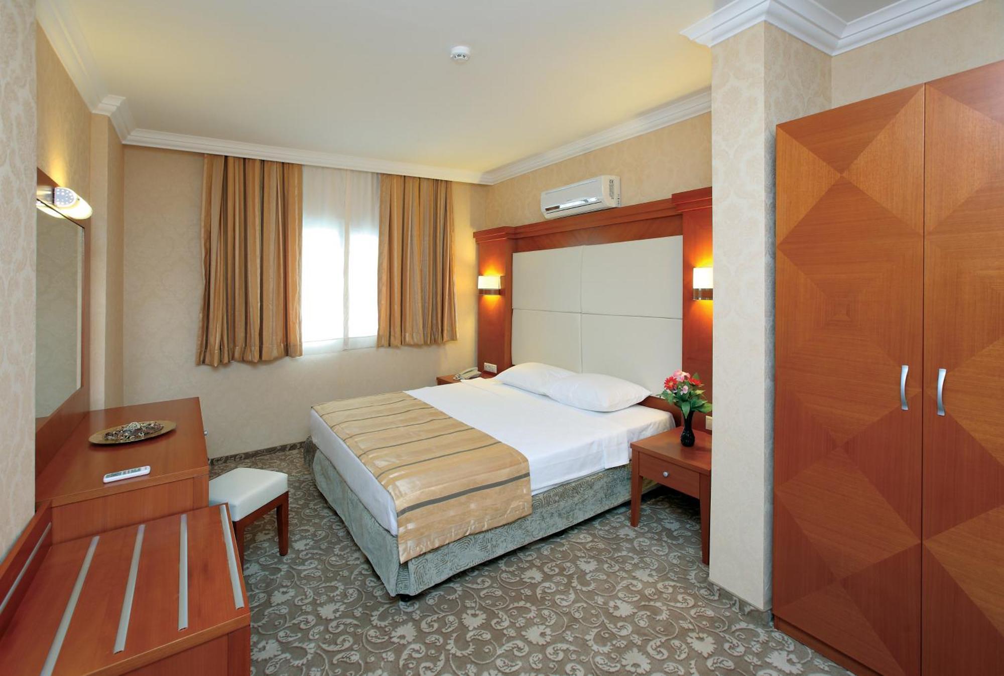 Hotel Julian Club 4*