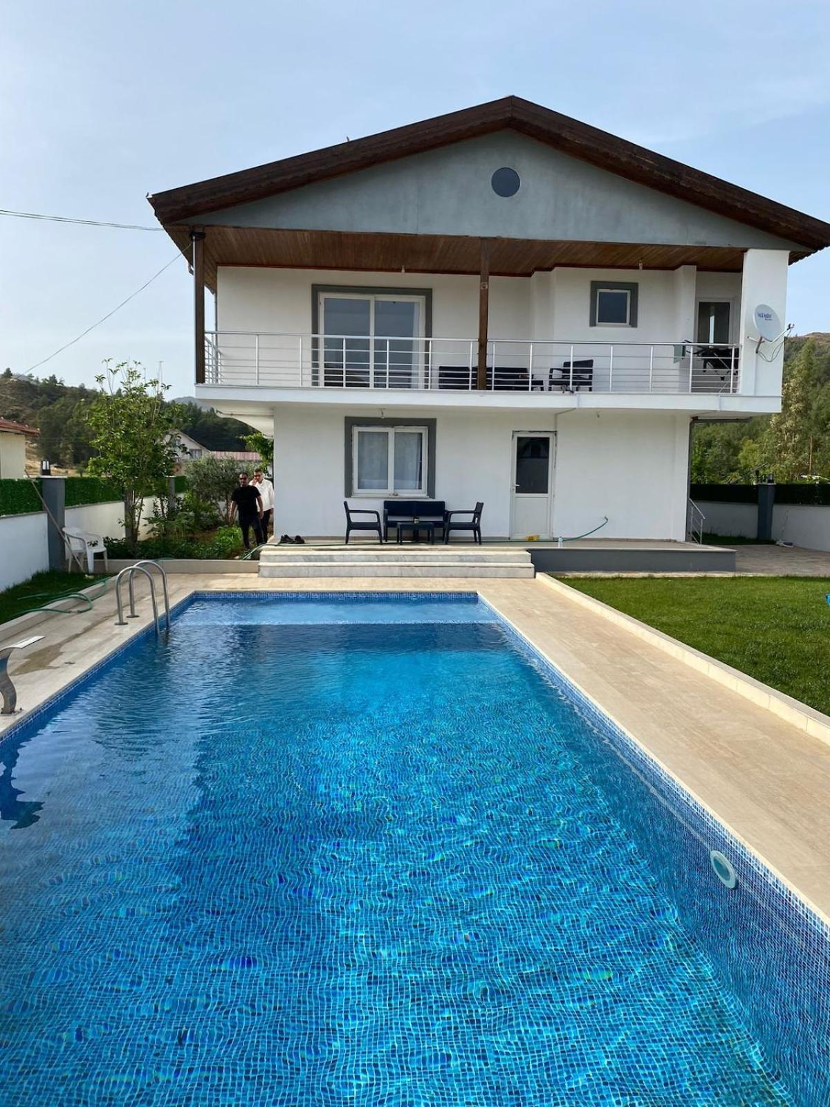 Villa Luxury With Pool In *