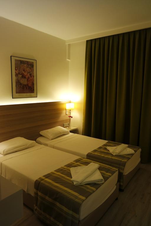 Amphi Aparthotel 3*