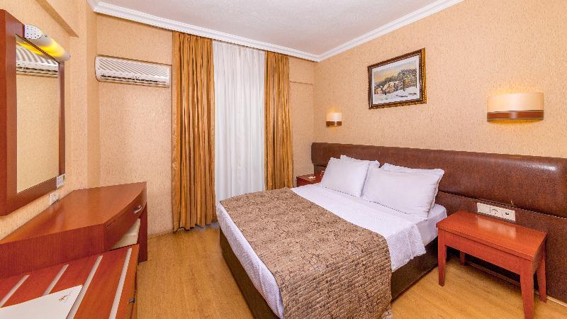 Julian Club Hotel 4*