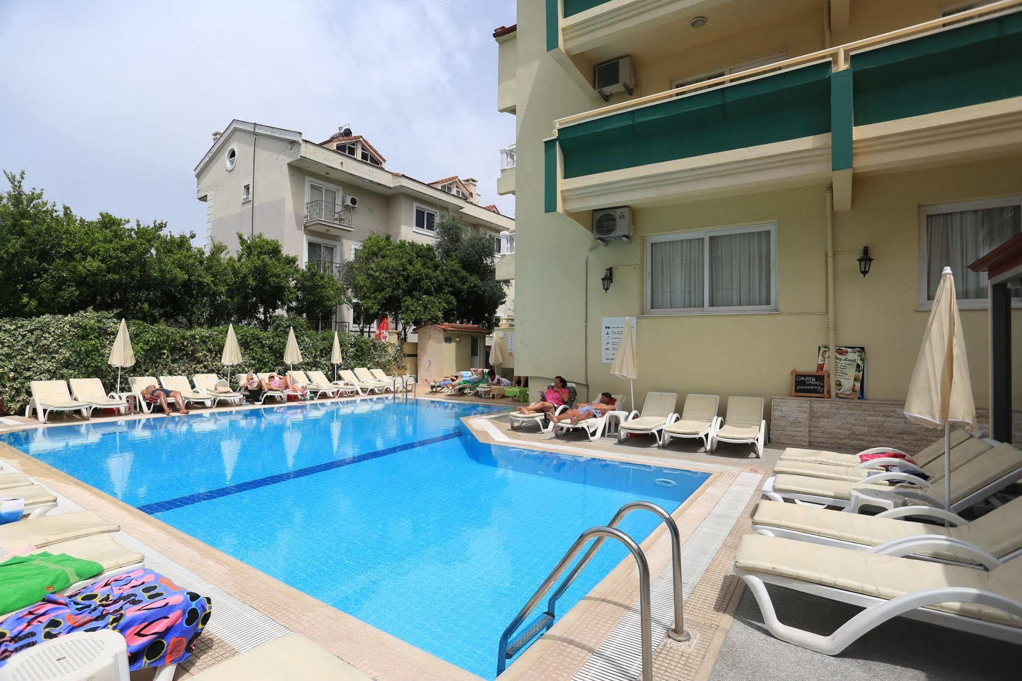 Amaris Aparthotel 3*