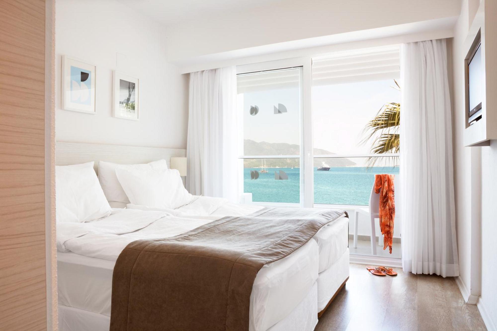Hotel The Beachfront Adult Only 16 3*