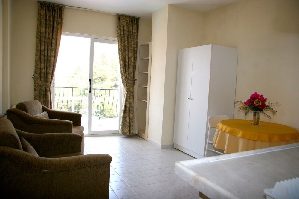Aparthotel Life 3*