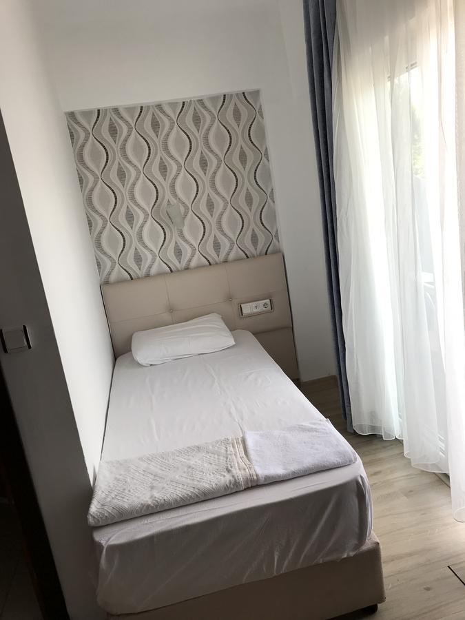 Twenty One Hotel *